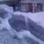 Tonlarca ağırlıktaki karın altında kalmaktan son anda kurtuldu