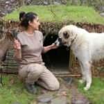 Doğada bulup barınak yaptığı dağ ke&ccedil;isi yanından ayrılmıyor