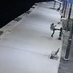 &Ccedil;ocuk heykellerinin başını tekmeyle kırıp denize attı... Saldırı anları kamerada