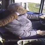 Kadın yolcu seyir halindeki minib&uuml;s şof&ouml;r&uuml;n&uuml; tokatladı!