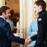 Macron, Rusya'nın kaçırdığı belediye başkanını Elysee Sarayı'nda ağırladı