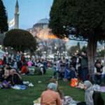 Sultanahmet Meydanı, ramazanın ilk iftarı için gelenlerle doldu