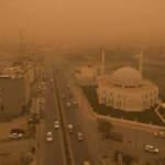 Kerk&uuml;k'te kum fırtınası: Pek &ccedil;ok kişi boğulma tehlikesi atlattı