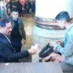 Vali, yağmur altında bekleyen simitçinin tüm simitlerini satın aldı