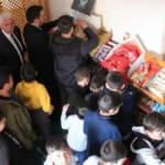 Çocuklara camiyi sevdirmek mini market açtı