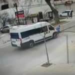 K&ouml;peklerden ka&ccedil;an &ccedil;ocuğa minib&uuml;s &ccedil;arptı!