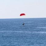 Muğla'da yama&ccedil; paraş&uuml;t&uuml; kapanan 2 pilot, yedek paraş&uuml;tle &ccedil;akılmaktan kurtuldu