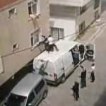 Esenyurt'ta can pazarı: Yangında mahsur kalanları minib&uuml;sle kurtardılar!