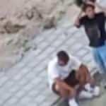 Genç kız, kaldırımda oturan erkeği tartaklayıp tokat attı