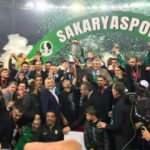 Sakaryaspor şampiyonluk kupasını kaldırdı