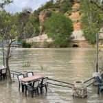 Taşan Munzur &Ccedil;ayı bazı işletmelerin bah&ccedil;esini su altında bıraktı