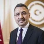 Fuat Oktay bayram namazının ardından vatandaşların bayramını kutladı