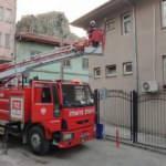Olukta asılı kalan ebabil kuşunun imdadına itfaiye yetişti 