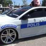 Aracını polis otosuna çevirdi, izleyenler şaştı kaldı