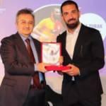 Arda Turan'a yılın en sevilen ve örnek alınan futbolcusu ödülü