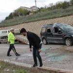 Bayburt’ta köpeğe çarpmamak için kaza yaptı