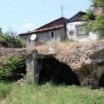 İzmit&rsquo;te &uuml;st&uuml;ne yapılan gecekondu, tarihi sarnıcı tehdit ediyor