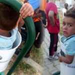 4 yaşındaki &ccedil;ocuk saklamba&ccedil; oynarken &ccedil;&ouml;p kovasında sıkıştı