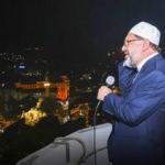 Ali Erbaş, 500 yıllık geleneğe g&ouml;re ezan okudu