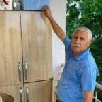 Balkonuna yuva yapan ser&ccedil;enin yavrularını koruma altına aldı!