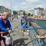 Galata K&ouml;pr&uuml;s&uuml;&rsquo;nde S&uuml;permen'i balık tutarken g&ouml;renler hayrete d&uuml;şt&uuml;   