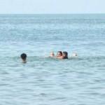 Karasu'da serinlemek i&ccedil;in girdikleri denizde canlarından olacaklardı