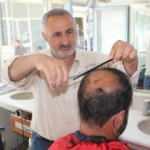 7 yaşında başladığı berberlik mesleğini yarım asırdır s&uuml;rd&uuml;r&uuml;yor