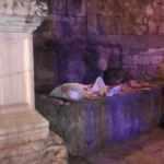 Antalya&rsquo;da Roma imparatoru i&ccedil;in yapılan tarihi kapı, evsizlerin yatağı oldu