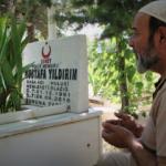  Babalar G&uuml;n&uuml;'nde şehit oğluna ziyaret