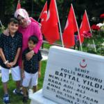 Konya'da şehit &ccedil;ocukları kahraman babalarına koştu! Mezarını g&uuml;l suyuyla temizlediler   