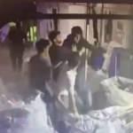 O anlar kamerada: M&uuml;lteci sandıkları T&uuml;rk gencini bı&ccedil;akladılar