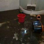 Sağanak sonrası eve d&ouml;nd&uuml;klerinde şoke oldular! Evlerini kanalizasyon suları bastı