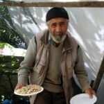 Ağa&ccedil;taki dutları vatandaşlar yiyebilsin diye yaptı, Seyit amca g&ouml;n&uuml;lleri fethetti