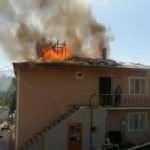 Erzincan&rsquo;da 2 katlı binanın &ccedil;atısında yangın! 