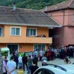 Eşinin &ouml;ld&uuml;rd&uuml;ğ&uuml; kadın 3 yaşındaki &ccedil;ocuğu ile birlikte defnedildi