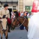 Eski T&uuml;rk geleneklerini yaşatmak istediler, d&uuml;ğ&uuml;n salonuna atla geldiler