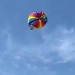 R&uuml;zgarın s&uuml;r&uuml;klediği paraş&uuml;tte mahsur kalan Rus anne ve kızları kurtarıldı