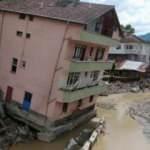 24 yıl &ouml;nceki selde de yan yatan binanın kriko ile d&uuml;zeltildiği ortaya &ccedil;ıktı