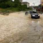 Bartın&rsquo;da sağanak yeniden yolları g&ouml;le &ccedil;evirdi! Esnaftan &ccedil;uvallı &ouml;nlem