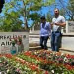 Sevenleri C&uuml;neyt Arkın'ın mezarını boş bırakmıyor