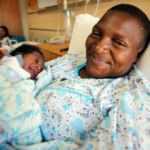 Yunan'ın geri ittiği botta doğum yapan anne ve bebeğinin sağlık durumu iyi!