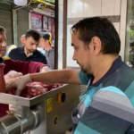 23 yıllık esnafın &uuml;cretsiz kıyma &ccedil;ektirme geleneği uzun kuyruklar oluşturdu