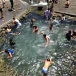 43 derece sıcaklığı g&ouml;ren &ccedil;ocuklar soluğu s&uuml;s havuzunda aldı 