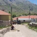 Bozuk olan yollar onarılıyor, muhtardan &ouml;rnek davranış 