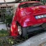 Bakırk&ouml;y'de kaza yapan ara&ccedil; evin bah&ccedil;esine u&ccedil;tu