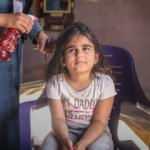 İdlib'de g&ouml;n&uuml;ll&uuml; kadın kuaf&ouml;rler, bayram &ouml;ncesi 2 bin kız &ccedil;ocuğunu sevindirdi