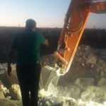 Molozların altında sıkışan yavru k&ouml;peklerin imdadına belediye ekipleri koştu