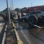 Otomobille &ccedil;arpışan trakt&ouml;r ikiye b&ouml;l&uuml;nd&uuml;: 3 yaralı 