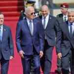 ABD Başkanı Biden boşlukla tokalaştı!