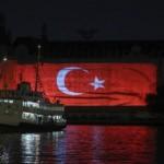 İstanbul'un simge binalarına 15 Temmuz görselleri yansıtıldı